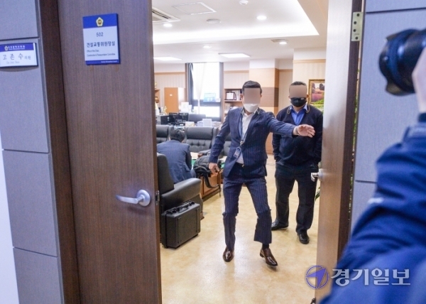 ▲ 5일 오전 인천경찰청 부동산 투기사범 특별수사대 경찰들이 전직 인천시의회 의원의 투기 의혹과 관련해 인천시의회 건설교통위원장실에서 압수수색을 하고 있다.장용준기자