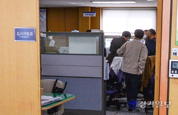 5일 오전 인천경찰청 부동산 투기사범 특별수사대 경찰들이 전직 인천시의회 의원의 투기 의혹과 관련해 인천시청 도시개발과에서 압수수색을 하고 있다. 장용준기자