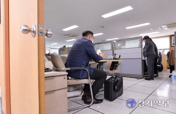 5일 오전 인천경찰청 부동산 투기사범 특별수사대 경찰들이 전직 인천시의회 의원의 투기 의혹과 관련해 인천시청 도시개발과에서 압수수색을 하고 있다. 장용준기자