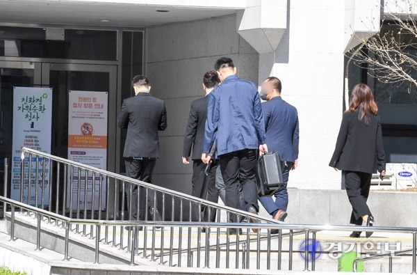 5일 오전 인천경찰청 부동산 투기사범 특별수사대 경찰들이 전직 인천시의회 의원의 투기 의혹과 관련해 인천시청 도시개발과에서 압수수색을 하고 있다. 장용준기자