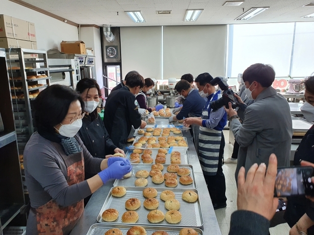 ▲ 남양주 퇴직공무원들로 구성된 제빵모임 회원들이 청소년 센터에 전달할 빵을 직접 만들고 있다 (3)