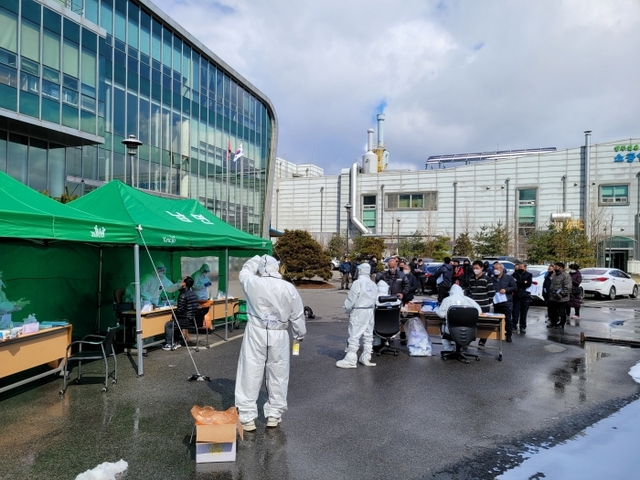 ▲ 지난 1월 양주시 내 산업단지 근로자를 대상으로 임시 선별검사소 현장