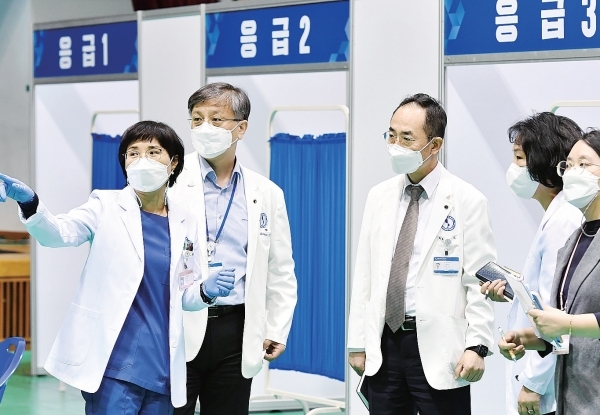▲ 수원시 제1호 예방접종센터에서 아주대학교병원 관계자들이 현장을 둘러보고 있다.