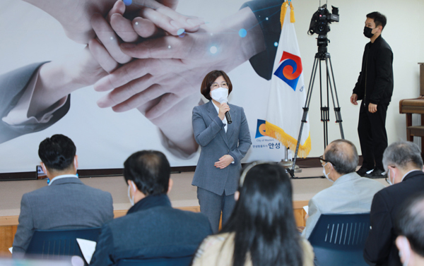 안성형 그린뉴딜 시정브리핑 중인 김보라 시장.