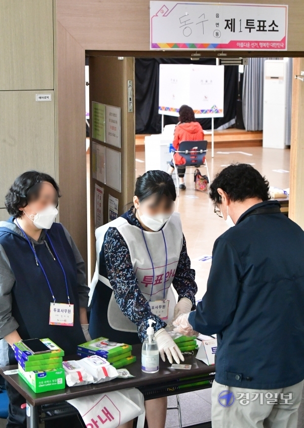 4·7재보궐 선거일인 7일 구리시 동구동행정복지센터에 마련된 투표소에서 시민이 소중한 한표를 행사하고 있다.조주현기자