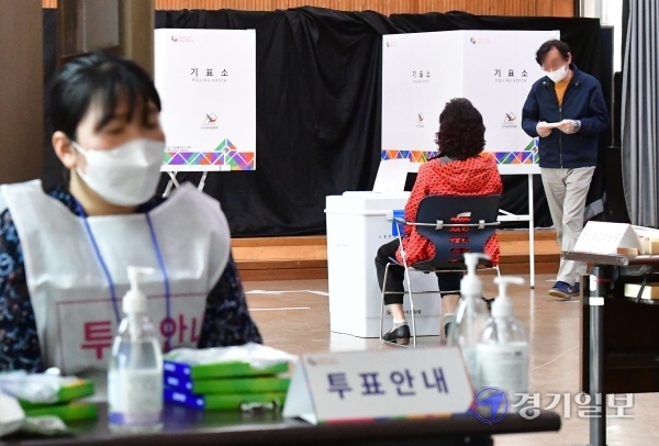 4·7재보궐 선거일인 7일 구리시 동구동행정복지센터에 마련된 투표소에서 시민이 소중한 한표를 행사하고 있다.조주현기자
