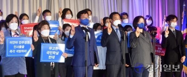 7일 경기도의회 대회의실에서 열린 '미얀마의 봄' 행사에서 도의회 장현국 의장, 박근철 더불어민주당 대표의원 및 주한 미얀마 학생들이 군부 쿠데타 규탄 및 민주주의 회복을 기원하며 세손가락 경례를 하고 있다. 김시범기자