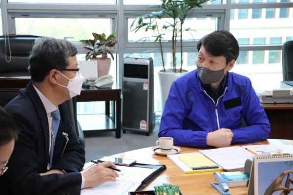 민주당 김민철 의원(오른쪽)이 지난 6일 국회 의원회관에서 유동준 국방부 군사시설기획관을 만나 5군수지원여단 이전을 요구하고 있다. 김민철 의원 제공