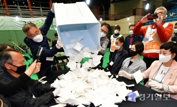 4·7 재·보궐선거인 7일 구리시체육관에 마련된 개표소에서 개표사무원들이 개표하고 있다. 조주현기자