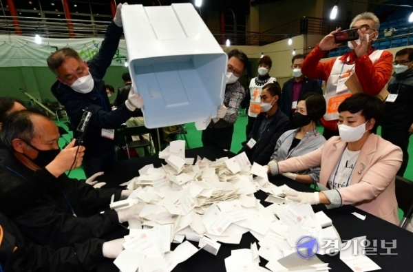 4·7 재·보궐선거인 7일 구리시체육관에 마련된 개표소에서 개표사무원들이 개표하고 있다. 조주현기자