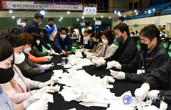 4·7 재·보궐선거인 7일 구리시체육관에 마련된 개표소에서 개표사무원들이 개표하고 있다. 조주현기자