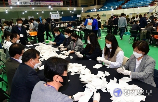 4·7 재·보궐선거인 7일 구리시체육관에 마련된 개표소에서 개표사무원들이 개표하고 있다. 조주현기자