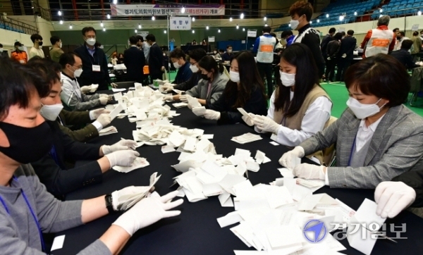 4·7 재·보궐선거인 7일 구리시체육관에 마련된 개표소에서 개표사무원들이 개표하고 있다. 조주현기자