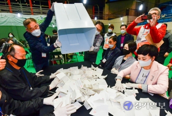 4·7 재·보궐선거인 7일 구리시체육관에 마련된 개표소에서 개표사무원들이 개표하고 있다. 조주현기자