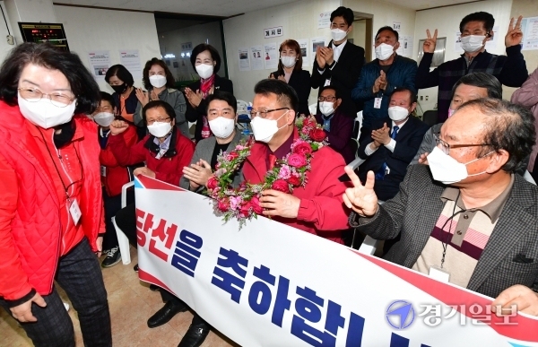 7일 경기도의원 구리시 제1선거구 재보궐 선거에서 당선된 국민의힘 백현종 당선인이 선거사무소에서 지지자들과 함께 기뻐하고 있다.조주현기자