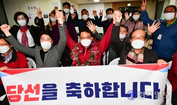 7일 경기도의원 구리시 제1선거구 재보궐 선거에서 당선된 국민의힘 백현종 당선인이 선거사무소에서 지지자들과 함께 기뻐하고 있다.조주현기자