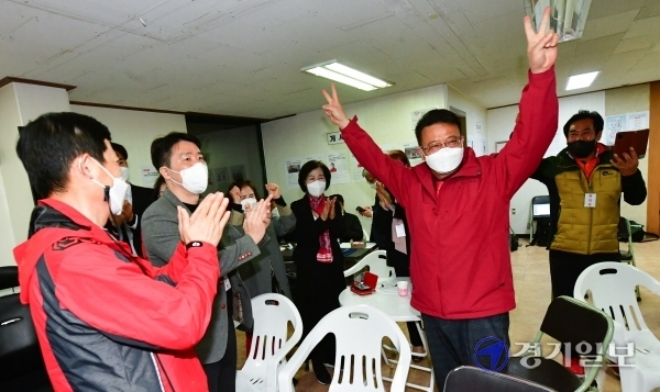 7일 경기도의원 구리시 제1선거구 재보궐 선거에서 당선된 국민의힘 백현종 당선인이 선거사무소에서 지지자들과 함께 기뻐하고 있다.조주현기자