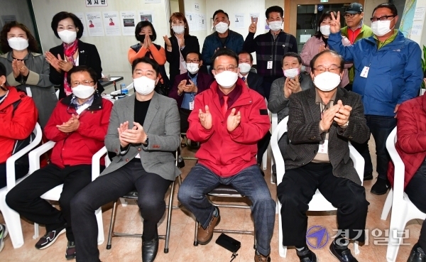 7일 경기도의원 구리시 제1선거구 재보궐 선거에서 당선된 국민의힘 백현종 당선인이 선거사무소에서 지지자들과 함께 기뻐하고 있다.조주현기자