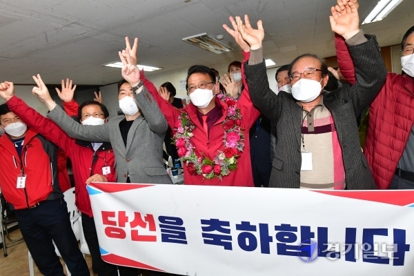 7일 경기도의원 구리시 제1선거구 재보궐 선거에서 당선된 국민의힘 백현종 당선인이 선거사무소에서 지지자들과 함께 기뻐하고 있다.조주현기자
