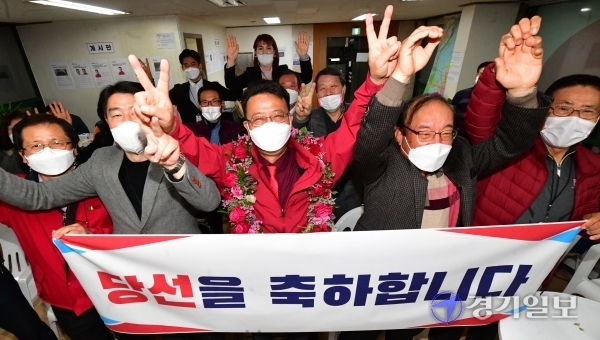 7일 경기도의원 구리시 제1선거구 재보궐 선거에서 당선된 국민의힘 백현종 당선인이 선거사무소에서 지지자들과 함께 기뻐하고 있다.조주현기자