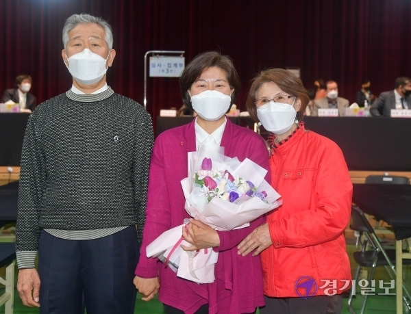 4.7 재보궐선거가 열린 7일 오후 파주시민회관에서 파주시의원 보궐선거 국민의힘 박수연 당선자가 당선을 자축하고 있다. 윤원규기자