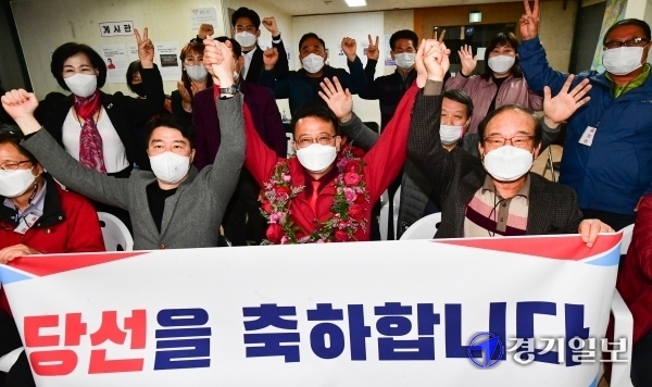 7일 오후 4.7 재보궐선거 경기도의회 의원에 당선된 국민의 힘 백현종 당선인이 선거사무소에서 지지자들과 함께 기뻐하고 있다. 조주현기자