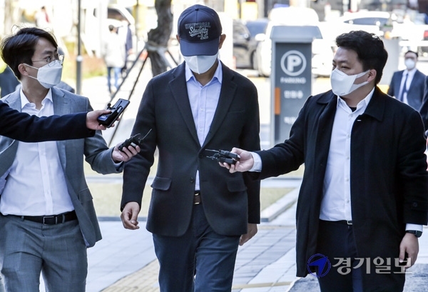용인 반도체 클러스터 투기 혐의로 구속영장이 청구된 전 경기도청 간부공무원 A씨가 8일 오전 영장실질심사를 받기 위해 수원시 영통구 수원지방법원으로 들어가고 있다. 윤원규기자