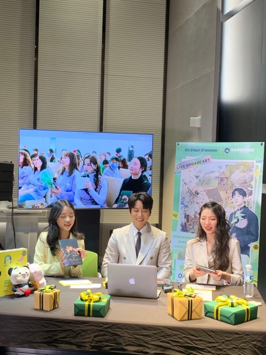 B2C 토크쇼2(좌측 황팡지에, 가수 황치열, 우 리티엔잉)