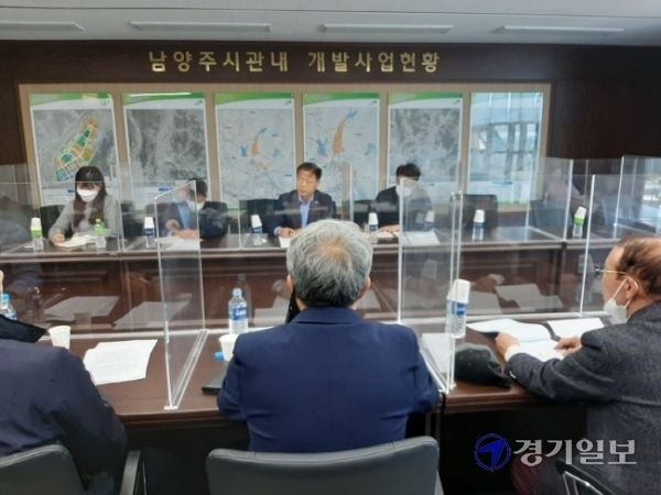 8일 LH남양주사업본부 4층에서 열린 남양주 왕숙지구 진접주민대책위와 LH 남양주사업본부 간 토지보상협상에서 진접주민대책위원들이 요구사항을 제시하고 있다. 김현옥기자