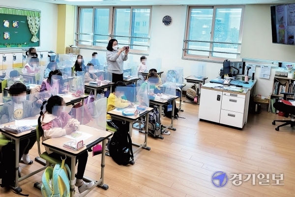 ▲ 5일 평택새빛초등학교 1학년 1반 학생들이 수업을 듣고 있다. 장건기자