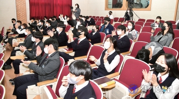 ▲ 지난 2일 오전 성남테크노과학고등학교에서 열린 ‘아프리카 TV  BJ직업설명회’에 참석한 학생들이 BJ들을 보고 환호하고 있다.  윤원규기자