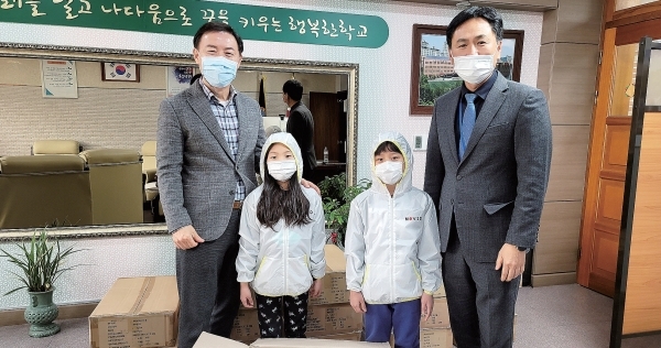 ▲ 영풍화성(주)가 군포 부곡중앙초에 코로나19 비말방지 보호복을 기증하고 있는 모습.  군포 부곡중앙초 제공