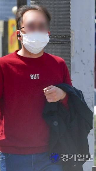 일교차가 15도를 웃도는 날씨가 연일 계속되는 가운데 9일 오후 수원시내에서 시민들이 겉옷을 손에 들고 걸어가고 있다.조주현기자