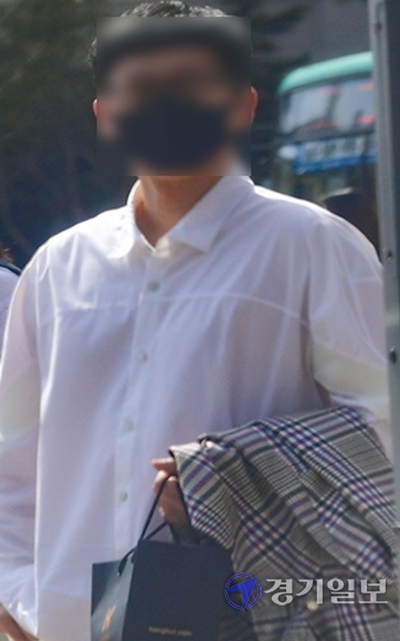 일교차가 15도를 웃도는 날씨가 연일 계속되는 가운데 9일 오후 수원시내에서 시민들이 겉옷을 손에 들고 걸어가고 있다.조주현기자