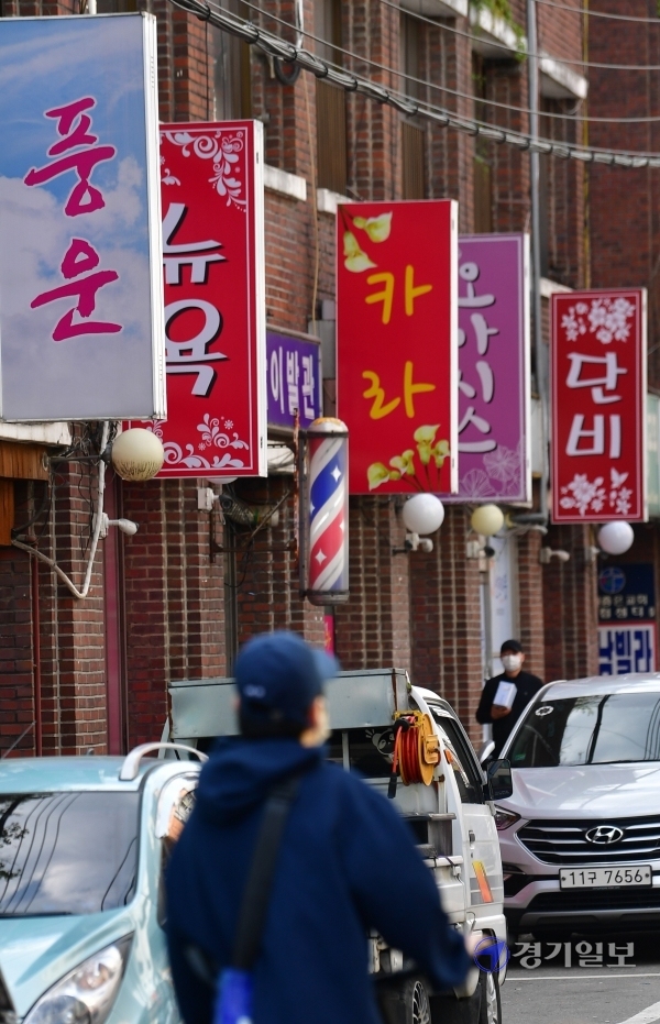 정부가 현행 사회적 거리두기와 5인 이상 사적모임 금지 조치를 3주 연장하고 확산세가 거센 수도권과 부산 일부 지역 유흥시설에 대해서 12일부터 운영을 금지하기로 했다. 사진은 이날 수원시내 한 유흥업소 밀집지역.조주현기자