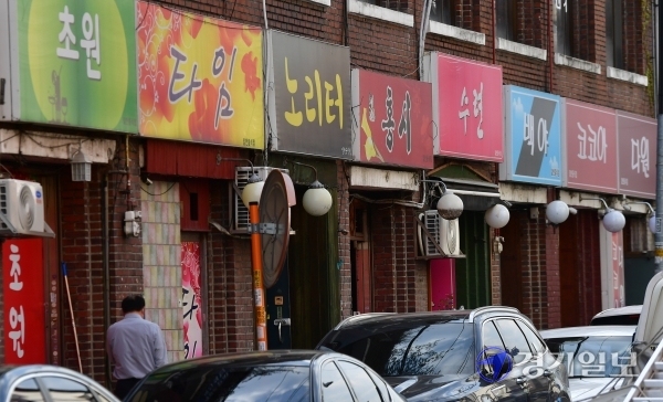 정부가 현행 사회적 거리두기와 5인 이상 사적모임 금지 조치를 3주 연장하고 확산세가 거센 수도권과 부산 일부 지역 유흥시설에 대해서 12일부터 운영을 금지하기로 했다. 사진은 이날 수원시내 한 유흥업소 밀집지역.조주현기자