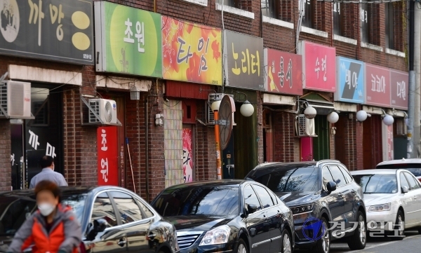 정부가 현행 사회적 거리두기와 5인 이상 사적모임 금지 조치를 3주 연장하고 확산세가 거센 수도권과 부산 일부 지역 유흥시설에 대해서 12일부터 운영을 금지하기로 했다. 사진은 이날 수원시내 한 유흥업소 밀집지역.조주현기자