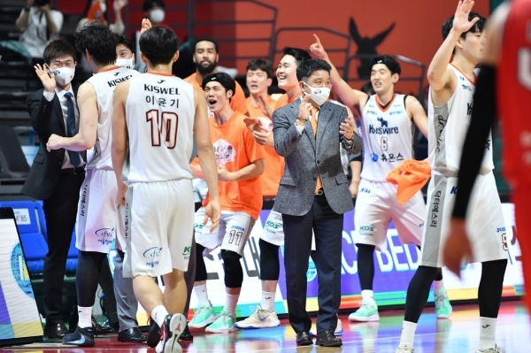 10일 KBL 6강 플레이오프 1차전서 인천 전자랜드가 고양 오리온에 크게 앞서자 전자랜드 선수들이 환호하고 있다. KBL 제공.