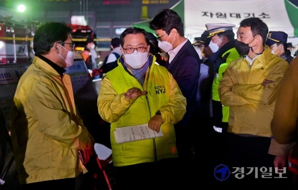 10일 오후 남양주시 다산동의 한 주상복합건물 화재현장을 찾은 조광한 남양주시장이 현장브리핑을 하고 있다.  윤원규기자