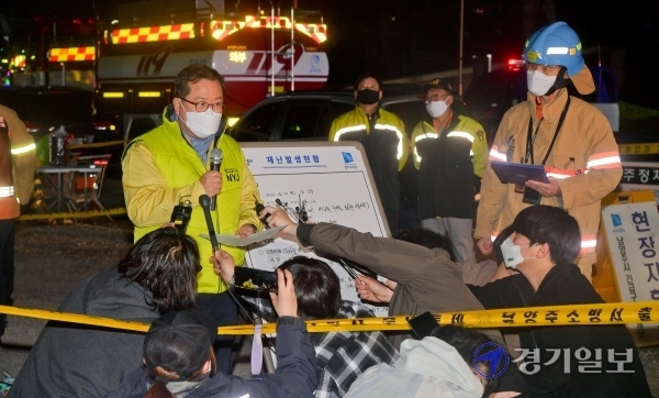 10일 오후 남양주시 다산동의 한 주상복합건물 화재현장을 찾은 조광한 남양주시장이 현장브리핑을 하고 있다.  윤원규기자