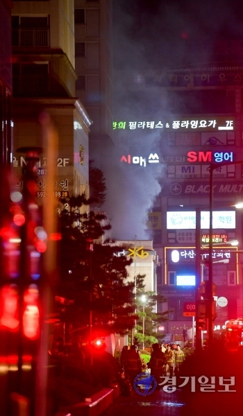 11일 오전 남양주시 다산동의 한 주상복합건물 화재현장에서 진화작업이 계속 진행되고 있다.  윤원규기자