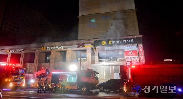 11일 오전 남양주시 다산동의 한 주상복합건물 화재현장에서 진화작업이 계속 진행되고 있다.  윤원규기자