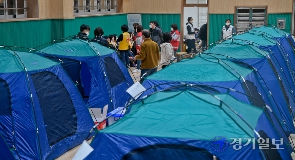 11일 오전 남양주시 다산동 주상복합건물 화재 주민대피소가 마련된 도농중학교 체육관에서 이재민들이 구호텐트에서 휴식을 취하고 있다. 남양주시는 주민대피소 6곳을 마련해 지원한다고 밝혔다.  윤원규기자