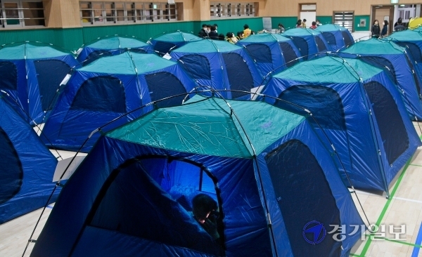 11일 오전 남양주시 다산동 주상복합건물 화재 주민대피소가 마련된 도농중학교 체육관에서 이재민들이 구호텐트에서 휴식을 취하고 있다. 남양주시는 주민대피소 6곳을 마련해 지원한다고 밝혔다.  윤원규기자