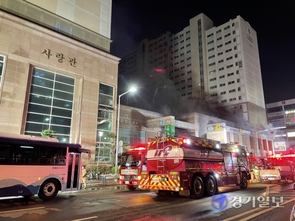 10일 오후 4시30분께 남양주시 다산동의 한 주상복합단지에서 큰 불이 나 주민 수백명이 대피했다. 장희준기자
