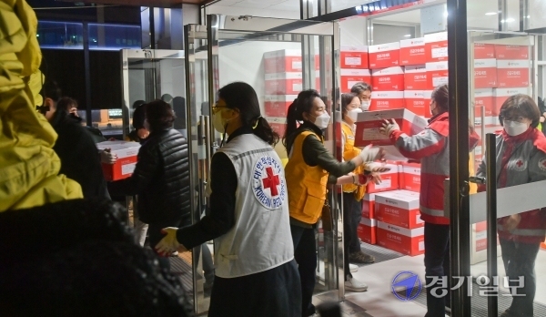 11일 오전 남양주시 다산동 주상복합건물 화재 이재민 대피소가 마련된 도농중학교 체육관에서 대한적십자 회원들이 구호물품을 정리하고 있다.  윤원규기자
