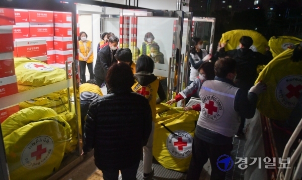 11일 오전 남양주시 다산동 주상복합건물 화재 이재민 대피소가 마련된 도농중학교 체육관에서 대한적십자 회원들이 구호물품을 정리하고 있다.  윤원규기자