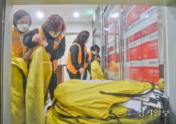 11일 오전 남양주시 다산동 주상복합건물 화재 이재민 대피소가 마련된 도농중학교 체육관에서 대한적십자 회원들이 구호물품을 정리하고 있다.  윤원규기자