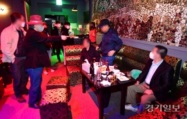 수원시 장안구청 환경위생과 직원과 중부경찰서 생활질서계 경찰로 구성된 관·경 합동단속반이 10일 영화동 일대 유흥주점에 대한 감염병예방법 상 방역수칙 준수 여부를 단속하고 있다.조주현기자