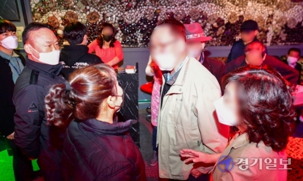 수원시 장안구청 환경위생과 직원과 중부경찰서 생활질서계 경찰로 구성된 관·경 합동단속반이 10일 영화동 일대 유흥주점에 대한 감염병예방법 상 방역수칙 준수 여부를 단속하고 있다.조주현기자